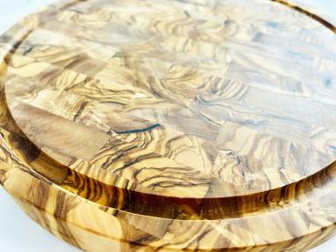 Preview: Olivenholz Schneidebrett rund 30 cm – 2‑in‑1 Holzblock für Schnitt & Service Preview: Dekoratives Olivenholzbrett – perfekt für Käse, Brot & Antipasti.